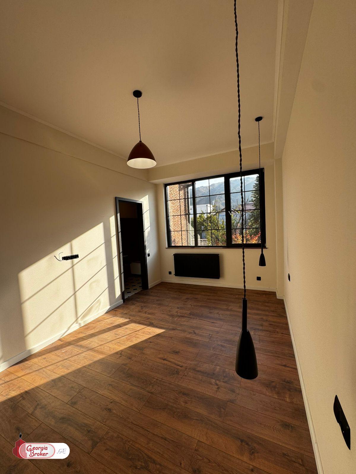 იყიდება ახალი გარემონტებული 5 ოთახიანი სახლი ისანში